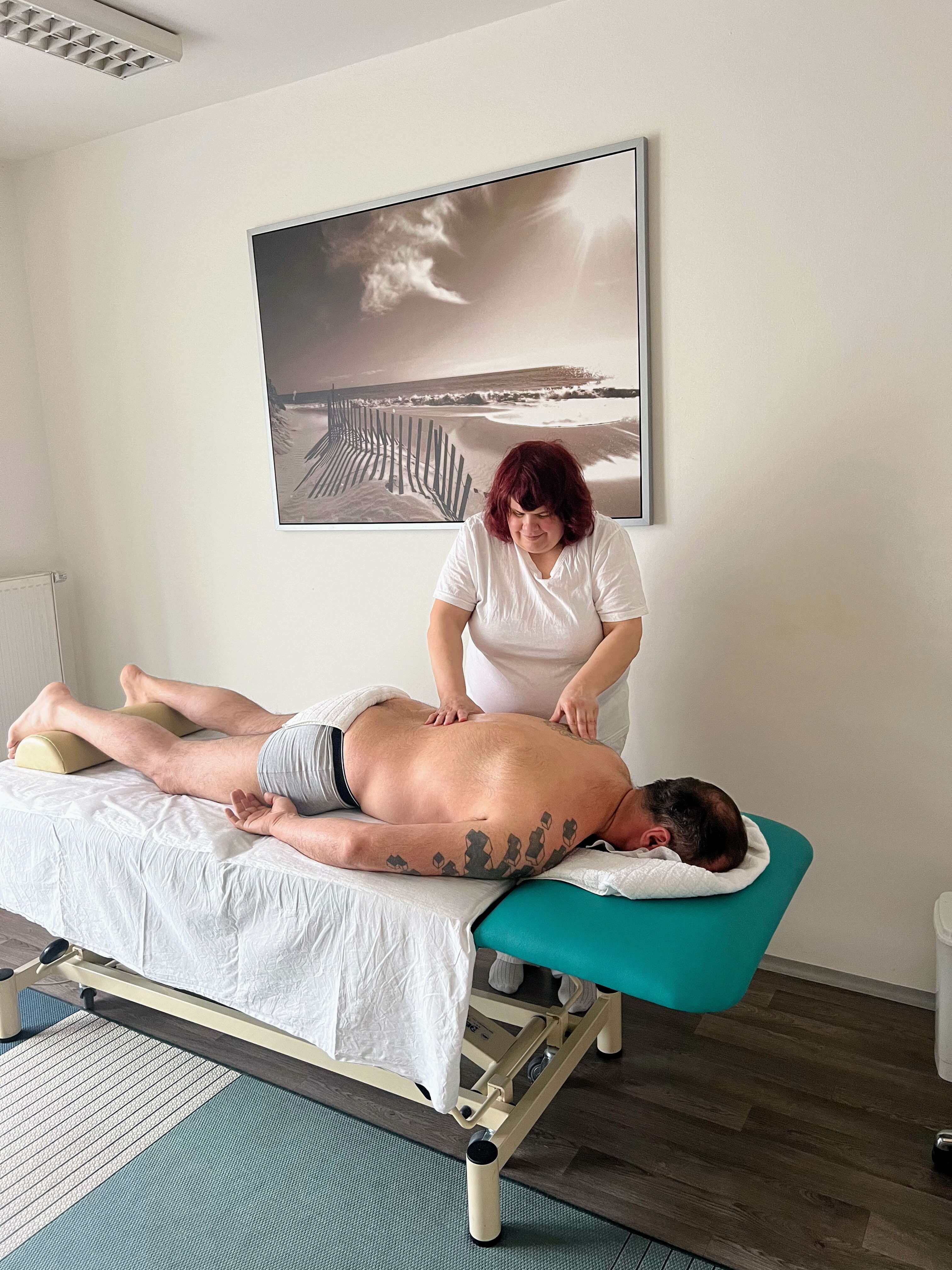 Olga Feďjuková při masáži zad klienta